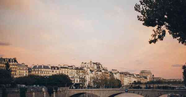 AI绘画描写女生鞋子款式