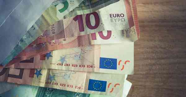 人工智能机器人和人谈恋爱